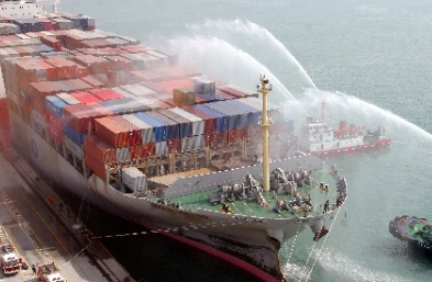 深圳国际物流公司通过什么标准选择货品的运输方式？